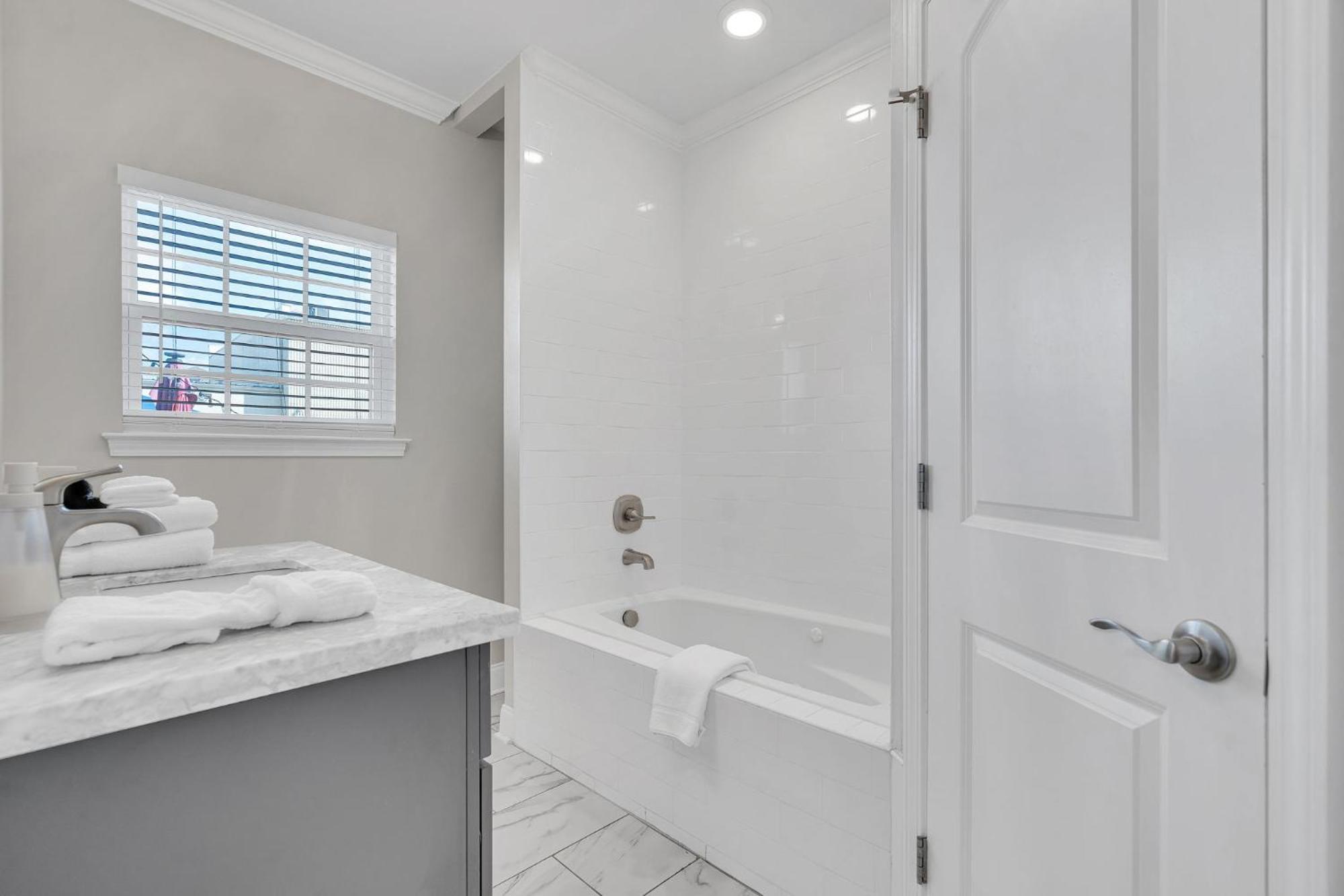 Holiday home 3br Midcity Gem Pet-friendly, Near Fq & Streetcar *